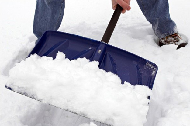 Shovel Hack | 36 Cold Weather Hacks to Keep You Cozy This Winter 
