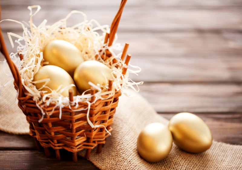 golden easter eggs basket on table | easter egg designs ideas
