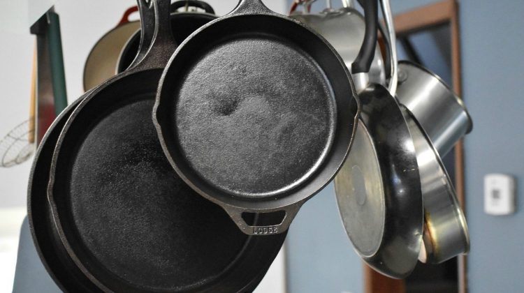 Featured | Cast iron skillet pans in the kitchen | Cast Iron Skillet Cooking Tips | Homesteading