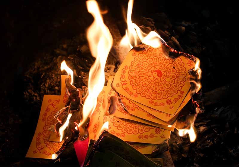 Burning the Chinese offering in traditional cremation 
