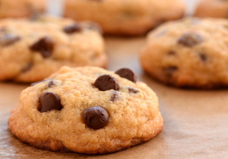 delicious chocolate chip cookies on tray | how do you make homemade chocolate chip cookies