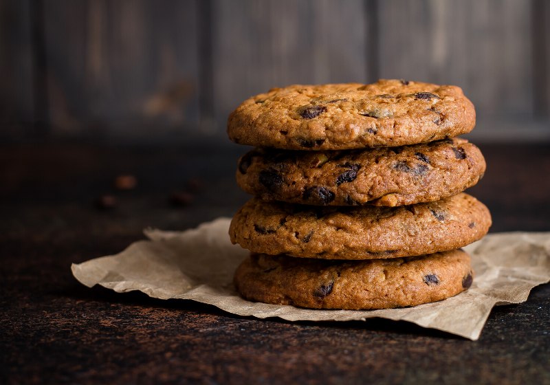 stack chocolate chip cookie on dark | best homemade chocolate chip cookies