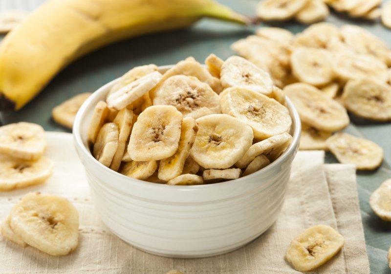 homemade dehydrated banana chips bowl | best fruit to dehydrate