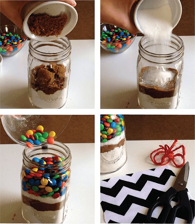 Passo 2: Adicione o restante dos ingredientes |  Receita de biscoito M&M Mason Jar: a ideia perfeita para presente de feriado