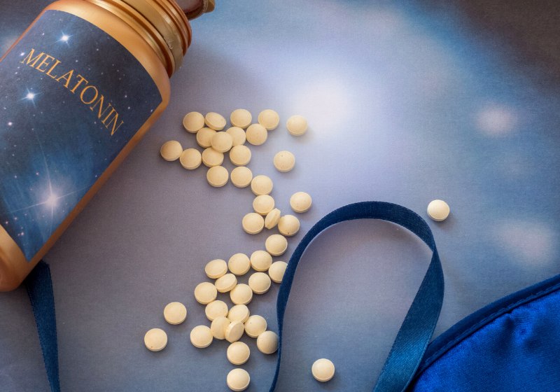 melatonin supplements sleep mask on blue | what is insomnia symptoms