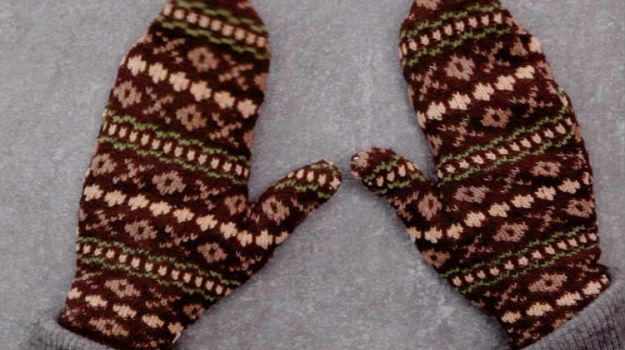 DIY Sweater Mittens | Stunningly Easy Homemade Stocking Stuffer Ideas