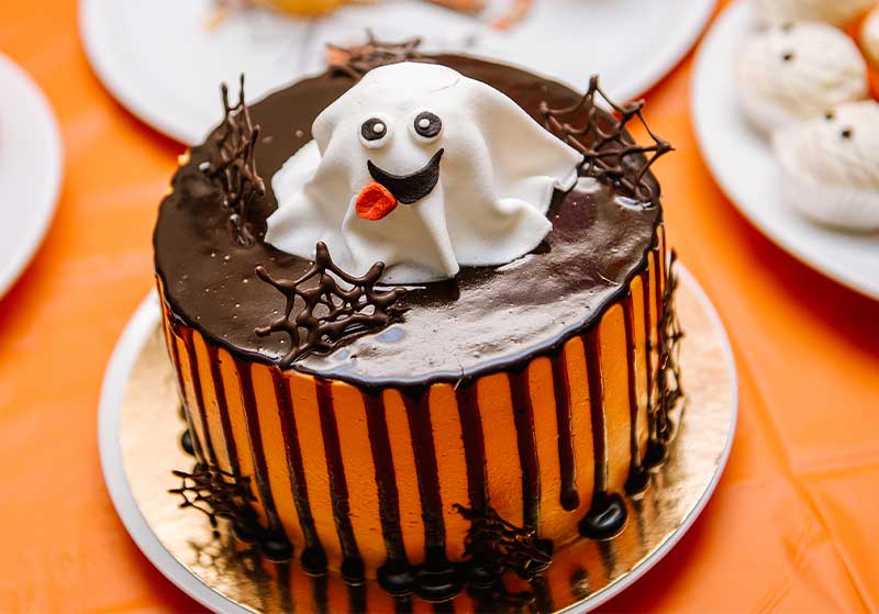 Celebratory Cake with ghost on Halloween | halloween dessert idea