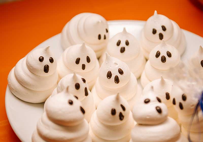 Funny meringue ghosts for Halloween party | halloween dessert
