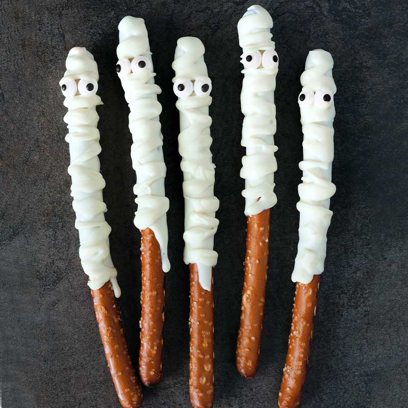 Group of Halloween mummy candy dipped pretzel rods | dessert ideas for halloween