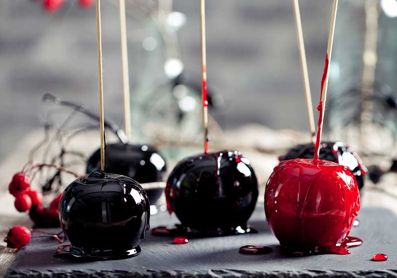 Halloween black and red caramelized apples on a wooden sticks | dessert ideas