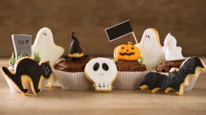 Halloween homemade gingerbread cookies and cupcakes | spooky halloween dessert ideas | featured