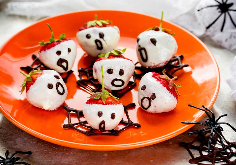Halloween strawberries on orange plate | halloween desserts