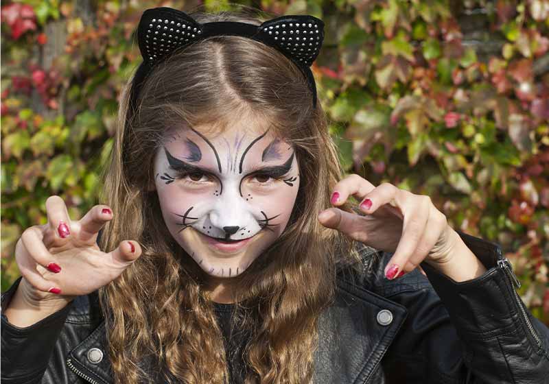 Pretty, young girl dressed as a black cat for Halloween | halloween costumes