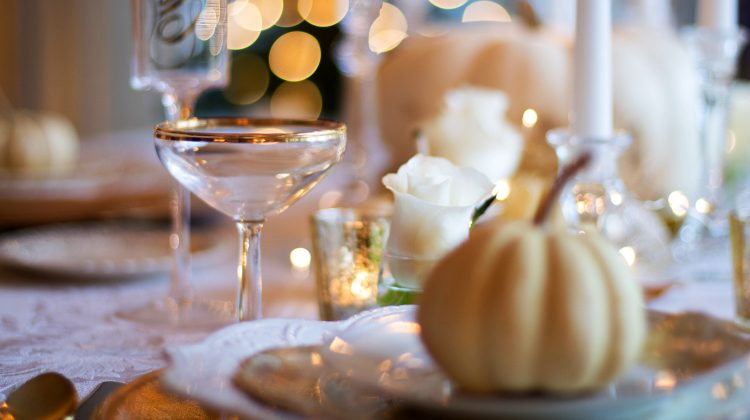 Thanksgiving Table Settings And Decor Ideas To WOW Your Guests | easy thanksgiving table decorations | Featured