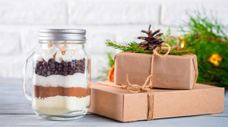 hot chocolate mix mason jar gift | The Best Winter Hot Chocolate Recipe | featured