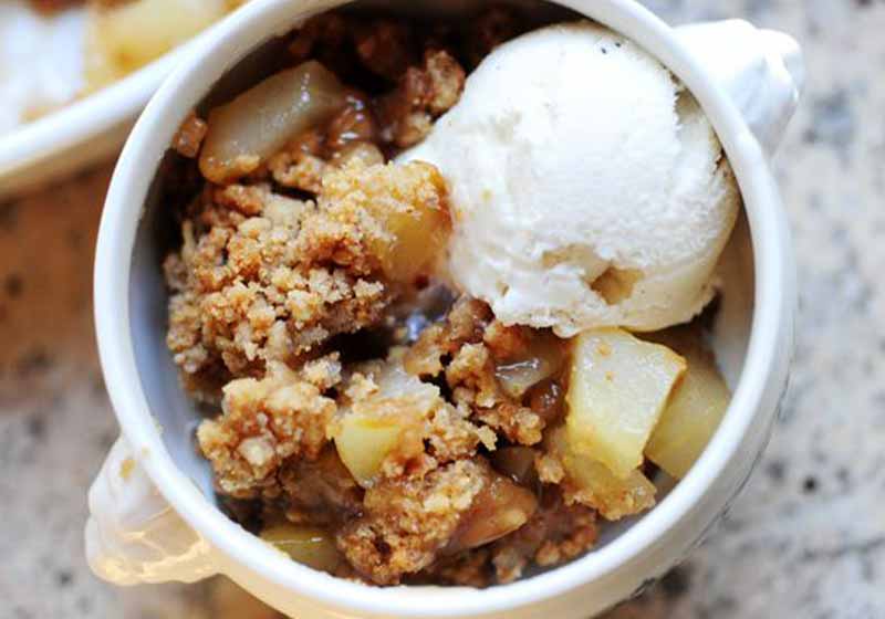 Pear Crisp with Vanilla Ice Cream | best dessert ideas
