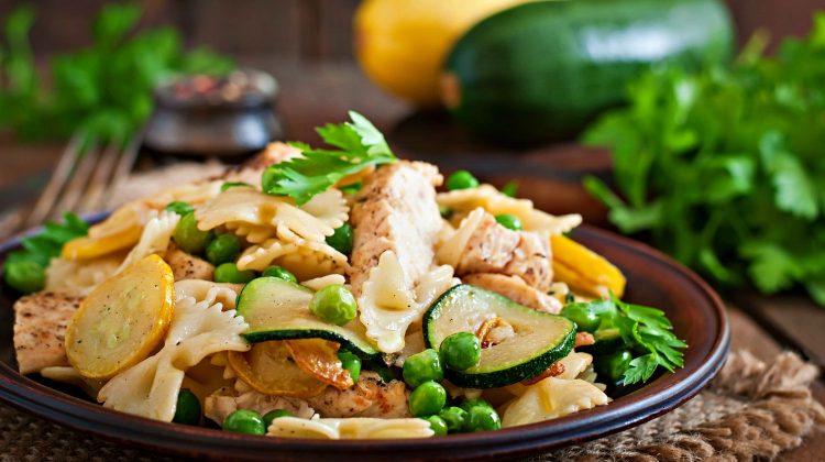 Pasta with zucchini, chicken and green peas | Healthy Dinner Recipes Under 600 Calories To Try Today | Featured