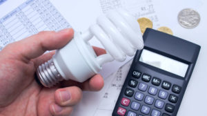 Light bulb whit calculator and coins | Energy Saving Tips For Spring Cleaning | Energy efficiency | Featured