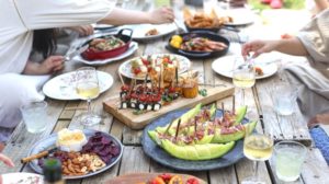 barbecue party | Memorial Day BBQ And Grill Recipes To Cook For The Long Weekend | memorial day bbq | Featured