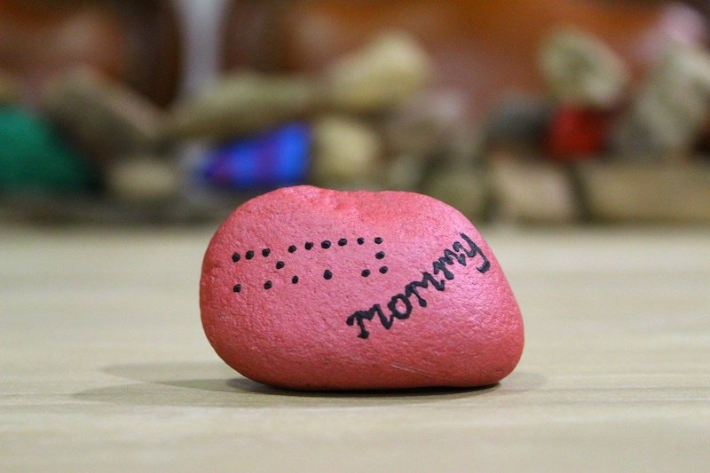 mommy rock | Creative Rock Painting Ideas You Can Do With Your Kids | rock painting