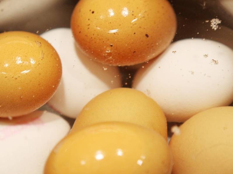 boiled-eggs-soaked-in-water | How To Make Your Own Salted Duck Egg At Home