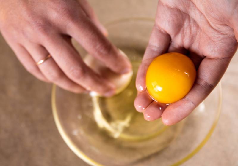 cook-separates-yolk-egg | Homemade Shampoos For Hair Growth and Hair Loss