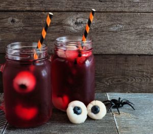 Creepy Halloween eyeball fruit punch in mason jars | punch recipes