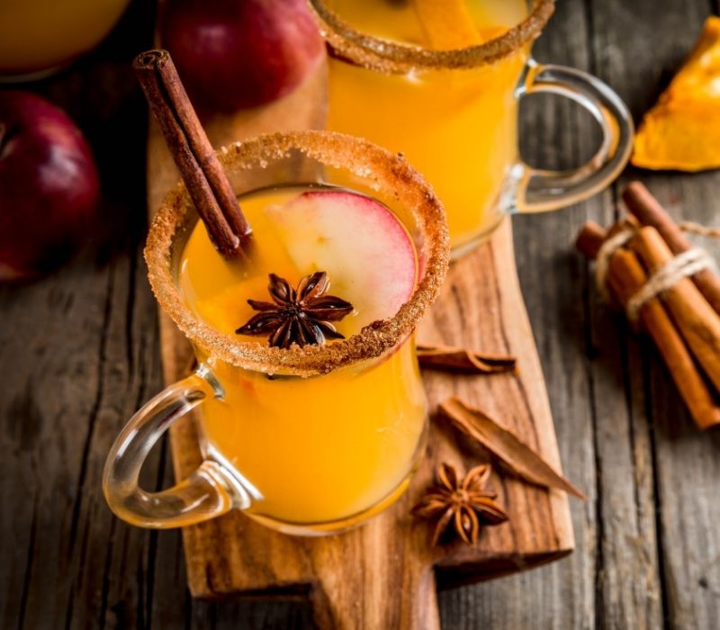 Thanksgiving. Traditional autumn, winter drinks and cocktails | easy thanksgiving menu ideas