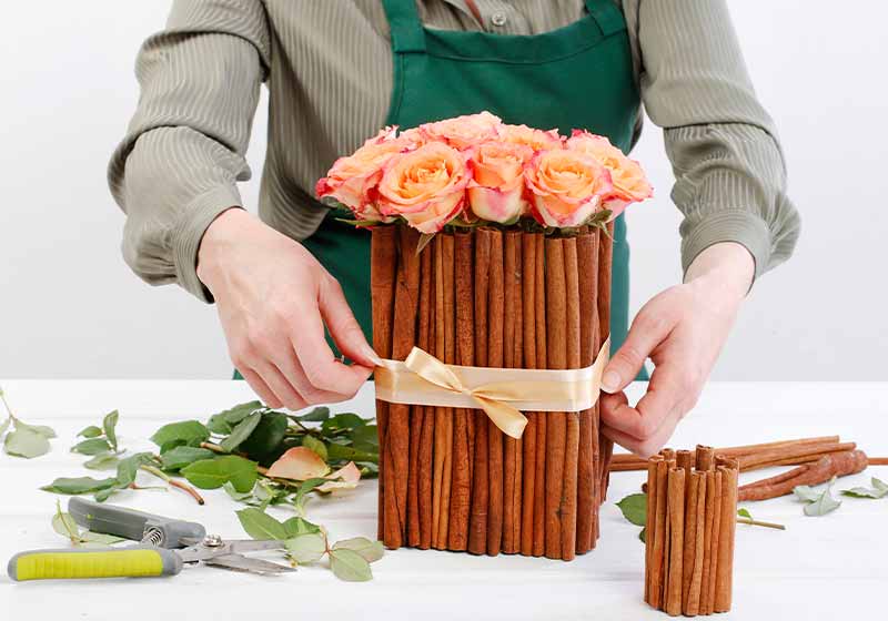 Florist at work How to make floral arrangement with roses and cinnamon sticks | thanksgiving table decor