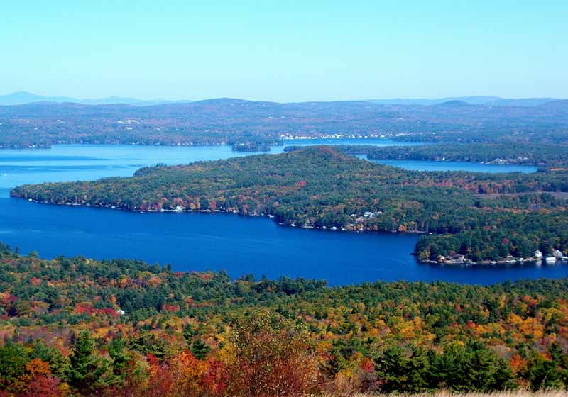 Scenic view of the lakes region in New Hampshire in the early fall | place to visit in november