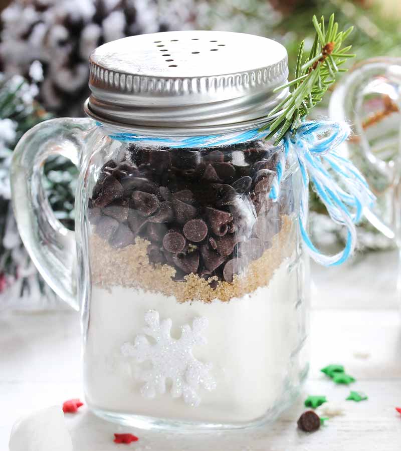 Homemade Chocolate chip cookie mix in a glass jar | christmas cookies recipe