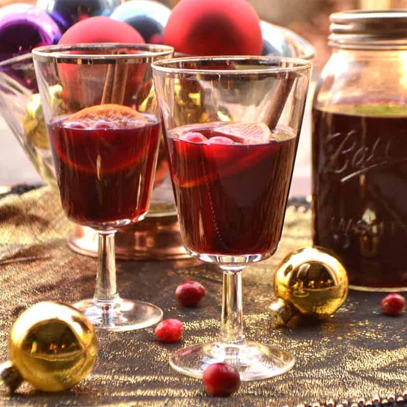 Mulled Cranberry Wine Christmas Drink | christmas alcoholic drinks