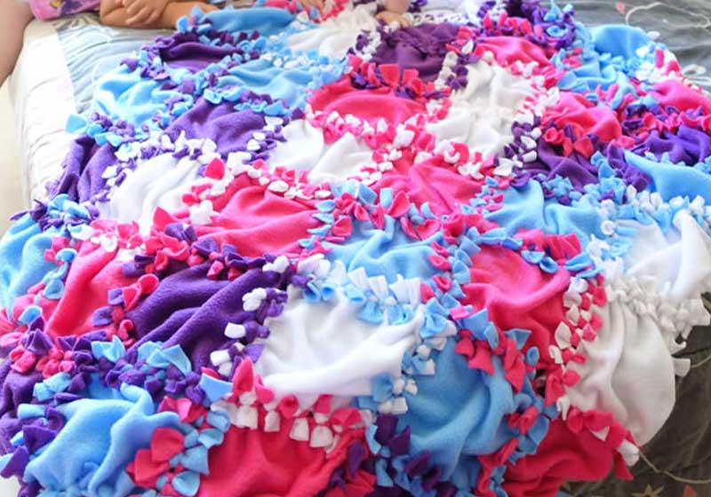 DIY Patchwork No-sew Fleece Blanket | heavy winter blankets