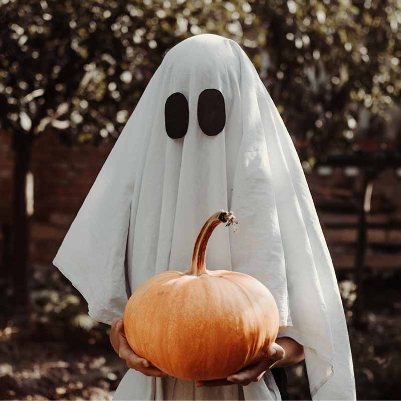 Halloween ghost costume in vintage style | halloween costume ideas