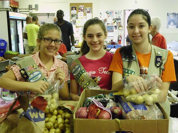Serve Others Together With Your Loved Ones | Thanksgiving Traditions Every Family Should Do