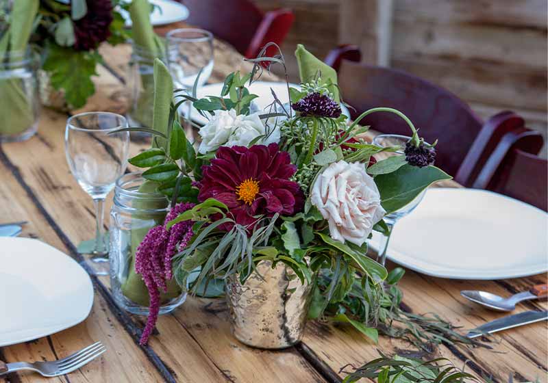Table scape with dark red florals and wood accents | thanksgiving decor