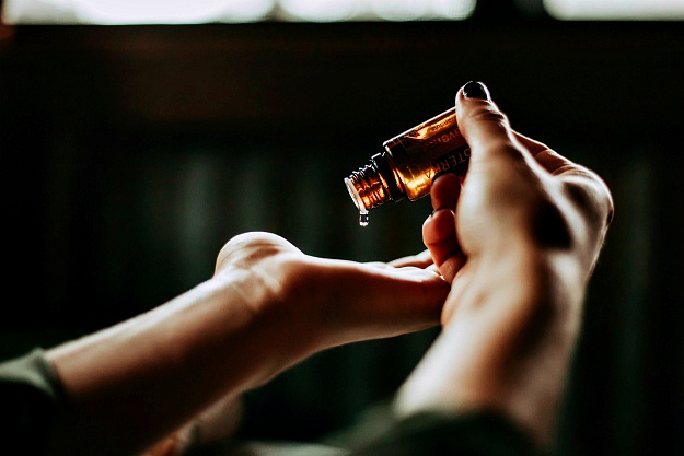 Thieves Oil Uses | The Homesteader's Secret Essential Thieves Oil Recipe