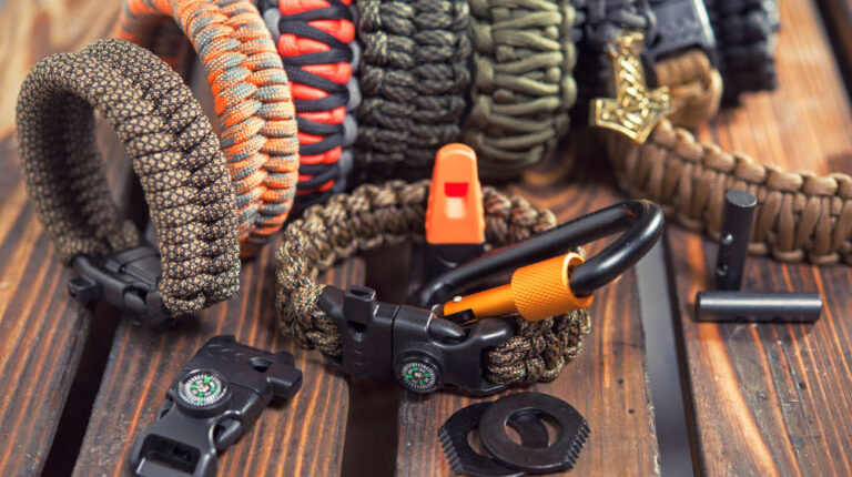 Bracelets made of rope braided (paracord) and carabiners with a compass | Paracord Projects, Knots, And Ideas To Make On Your Own | Easy paracord projects | Featured