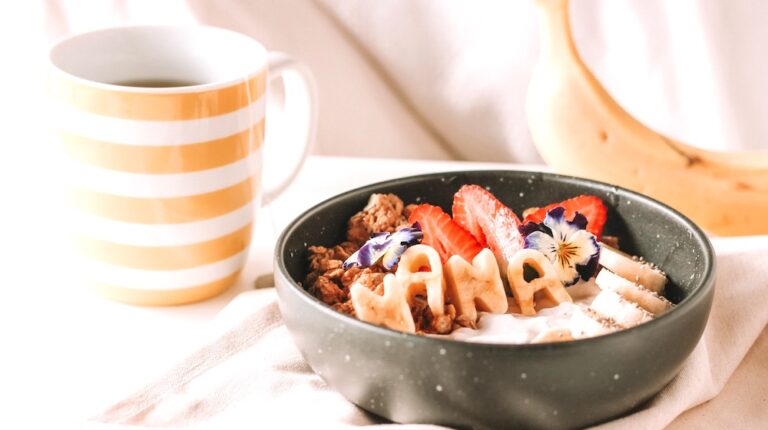 breakfast in bed | Tasty Recipes To Make For Mother's Day Breakfast | mothers day breakfast | featured