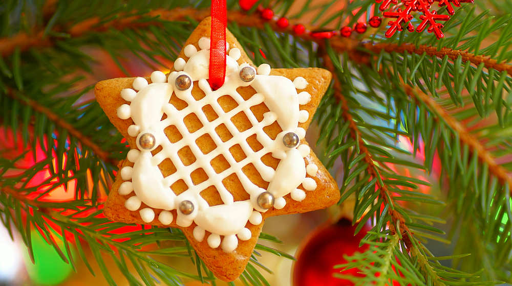 Close up to star decoration on Christmas tree | Stunning Homemade Christmas Ornaments You Can DIY On A Budget | Featured