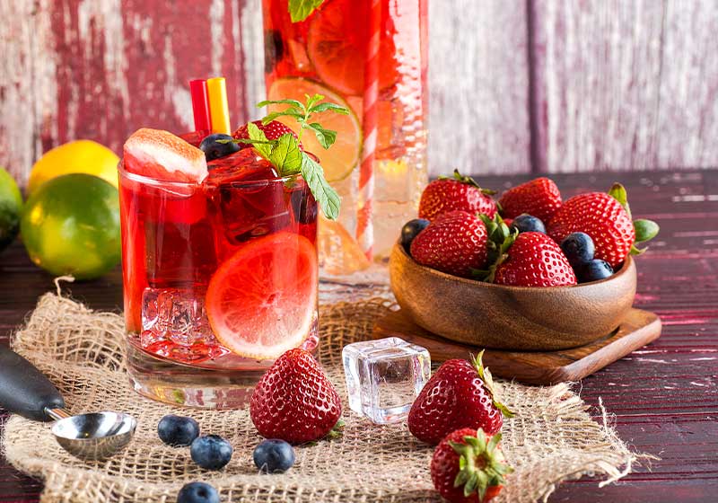cocktail with strawberries, blueberries and ice | cocktail recipe