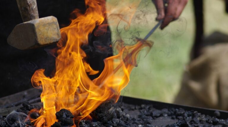 Featured | Craft forge | VIDEO - FREE Blacksmithing Guide | How to Blacksmith