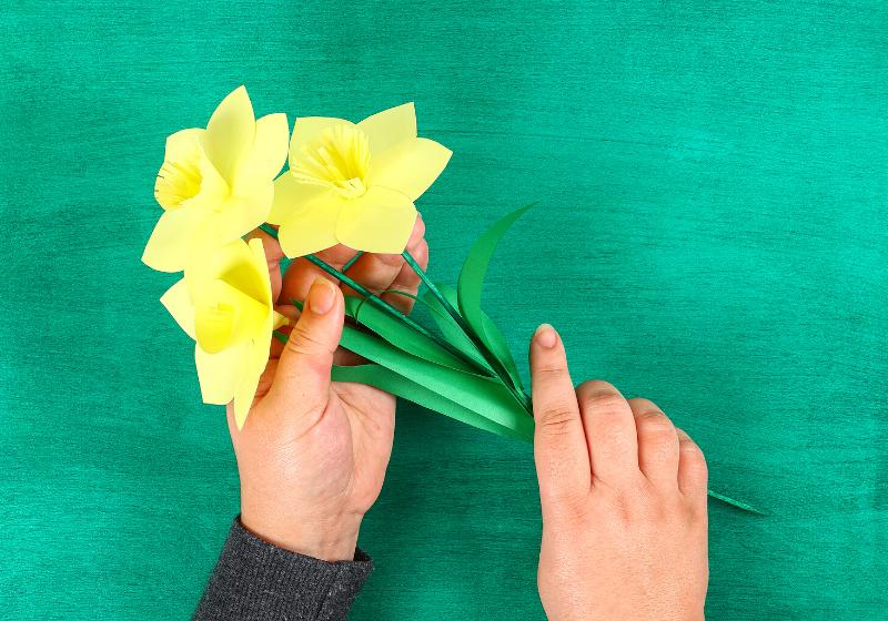 diy spring flowers daffodils yellow paper | easter crafts for adults
