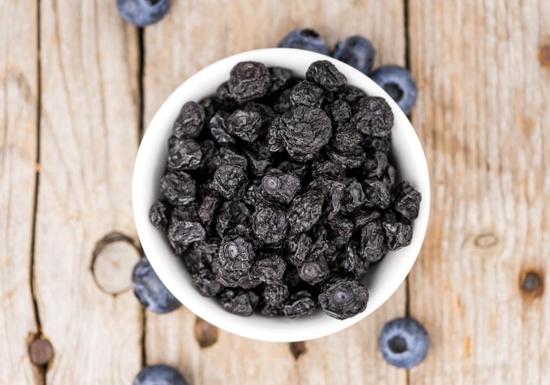 dried blueberries on vintage background detailed | best dehydrated fruit recipes