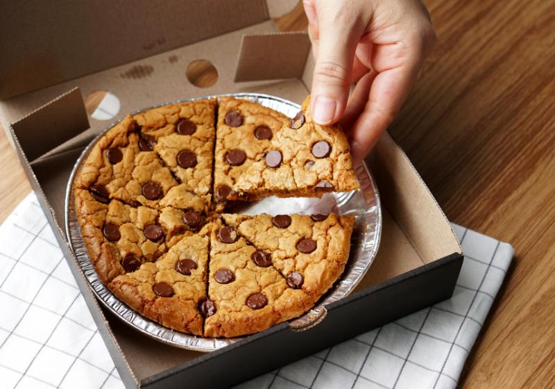 freshly warmly baked chocolate chip cookie | simple homemade chocolate chip cookies