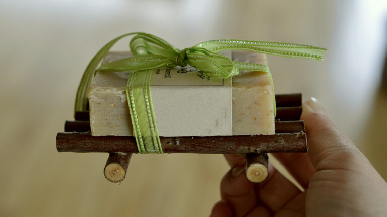 Christmas gift with green ribbon | DIY Christmas Gifts For Everyone In Your List | diy christmas gift ideas | Featured