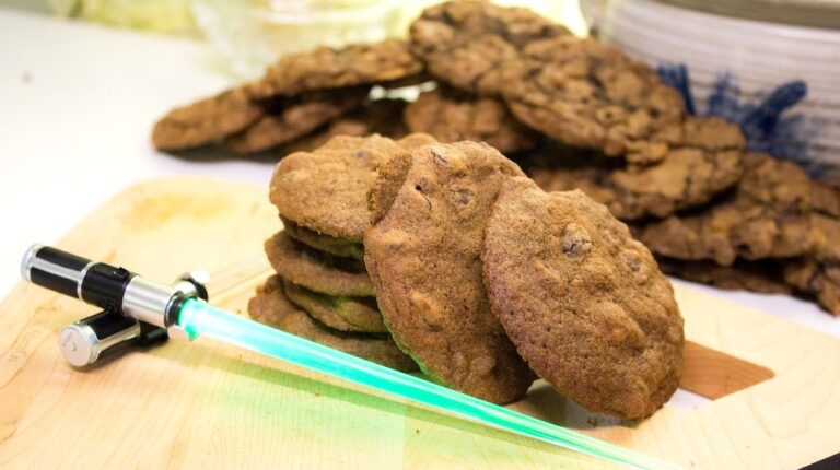 lightsaber cookies | Delicious Star Wars Recipes For Your At Home May The 4th Party | star wars food | featured