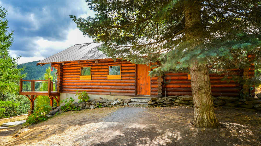 log home log | How to Build a Log Cabin By Hand | Homesteading Ideas | featured
