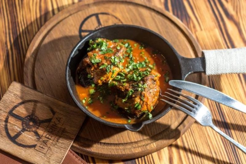 mCilgjklL9U-stew-in-pan | goat curry
