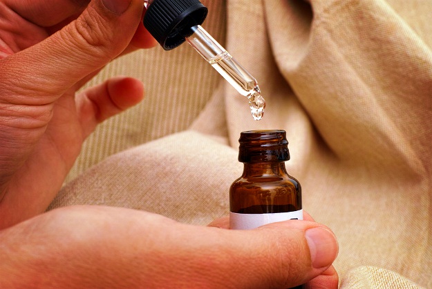 Mix Essential Oils | The Homesteader's Secret Essential Thieves Oil Recipe